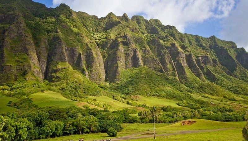 A breathtaking view of Manawaiopuna Falls, a filming location for Jurassic Park in Hawaii.