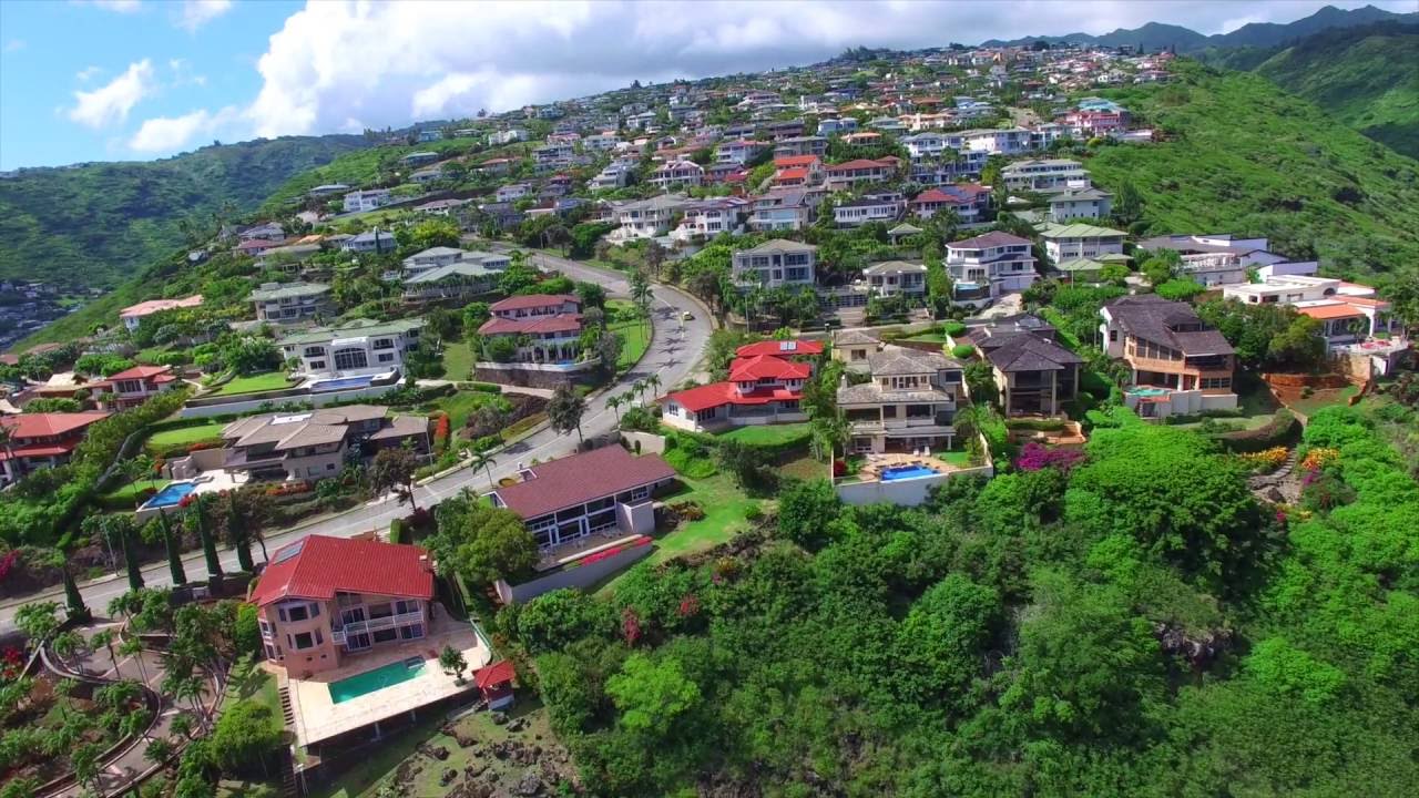 Hawaii Loa Ridge panoramic view of lush landscapes and ocean.