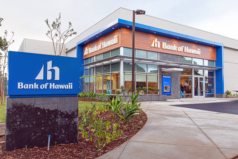 Image of the Bank of Hawaii Hilo branch with people entering the bank